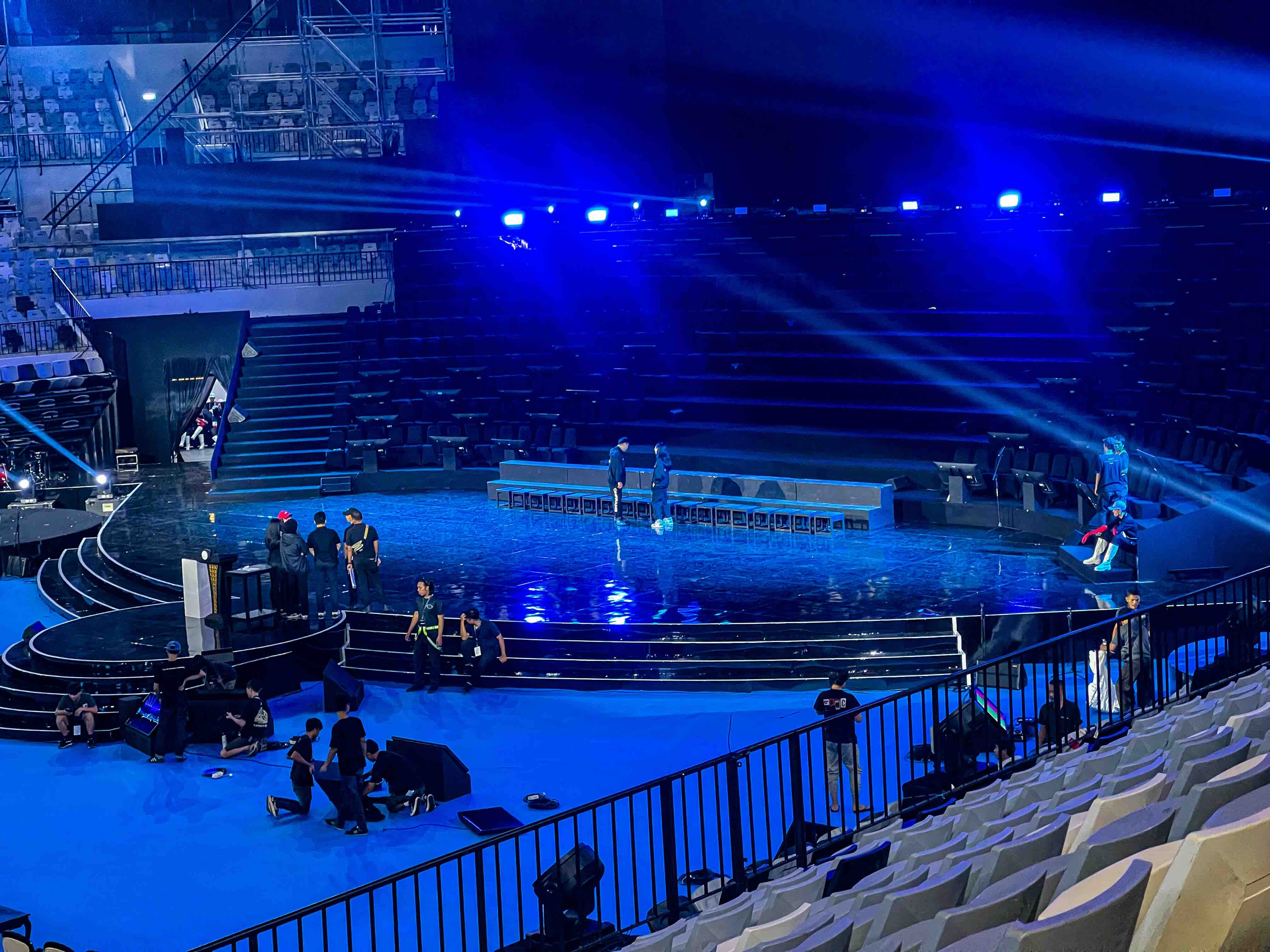 Staging and truss system in action